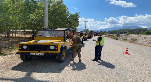 Kaşta jandarmadan safari aracı denetimi