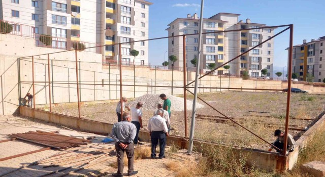 Kaymakam Cimşit, çocukların isteği üzerine halı saha yaptırdı