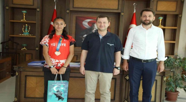 Kaymakam Demirer ve Başkan Altın, Avrupa 3.sü Ceren Kılıçı ödüllendirdi