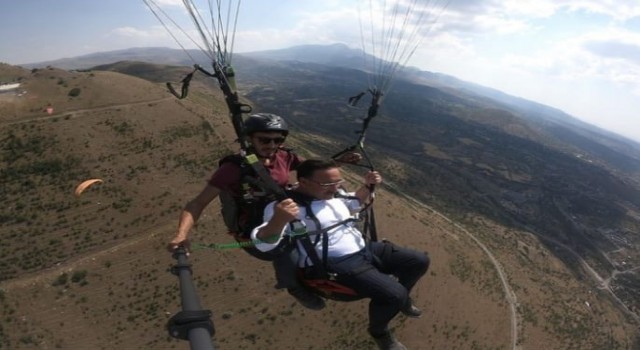 Kayseri valisi yamaç paraşütü ile uçtu