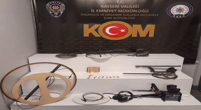 Kayseride tarihi eser operasyonu: El yazması Kuran-ı Kerim ele geçirildi