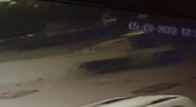 Kaza anı saniye saniye kamerada: 2 yaralı