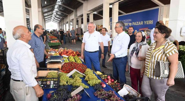 Kemer Belediyesinden vatandaşlara ve turistlere aşure ikramı