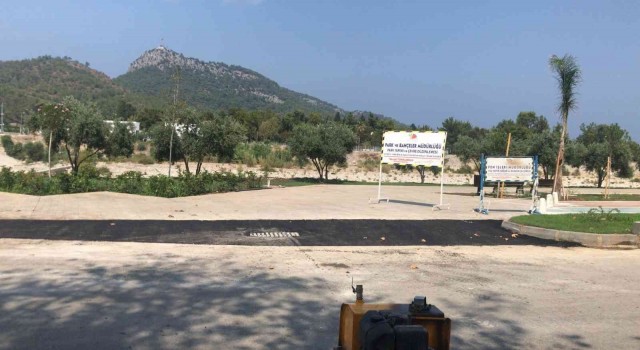 Kemerde bozuk yolların tamirini yapıyor