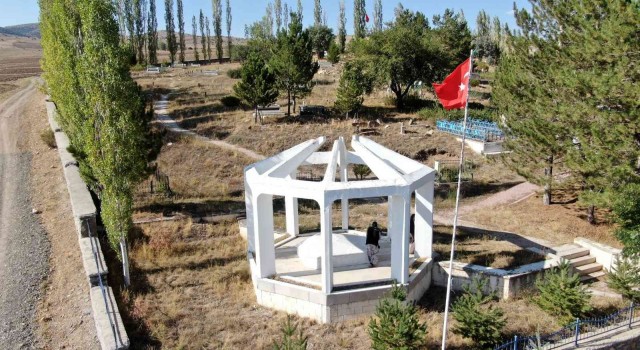 Kıbrıs Barış Harekatının tek gazeteci şehidi, mezarı başında anıldı