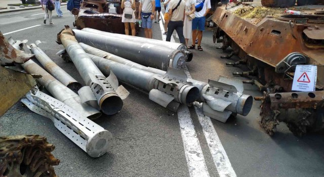 Kievde Rus ordusunun ele geçirilen askeri teçhizatları sergileniyor
