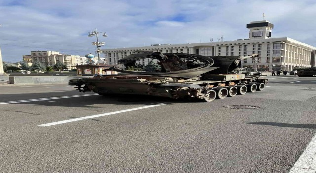 Kievde, Rus ordusunun ele geçirilen tankları sergileniyor