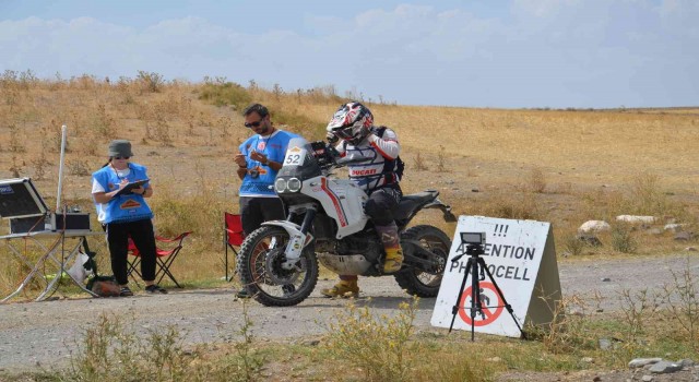 Kilometrelerce yol kat ederek Sivastan geçtiler