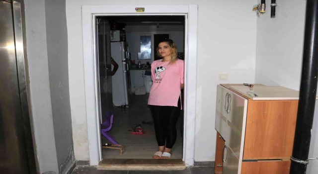 Kiracısının çelik kapısını çaldı