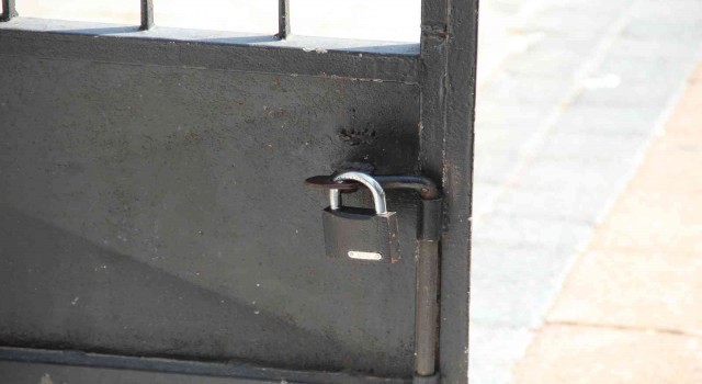 Kiracıya otopark kapısı kilitlendi, kanser hastası anne ile oğlu mağdur oldu