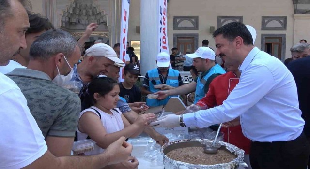 Kırıkkalede vatandaşlara aşure ikram edildi