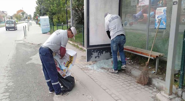 Kırılan durak camları değiştirildi