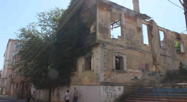 Kırklarelinde metruk binalar tehlike saçıyor