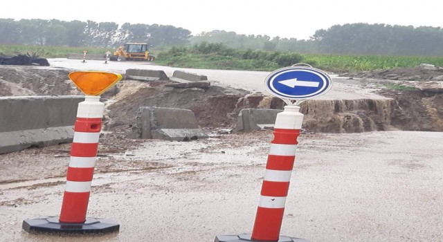 Kocaeli ve Sakaryayı bağlayan geçici yol ve köprü kalıplarını sel suları götürdü