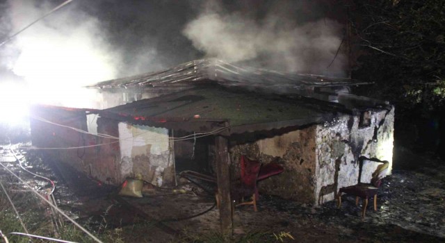 Kocaelide prefabrik ev alev alev yandı