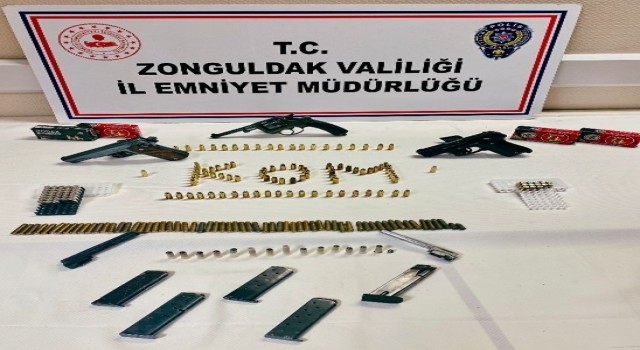 KOM ekiplerinin yakaladığı şüphelinin üzerinden tabancalar ve mermiler çıktı