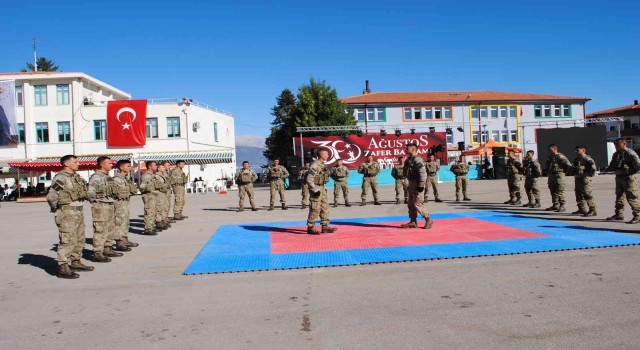 Komandolardan coşkulu 30 Ağustos kutlaması