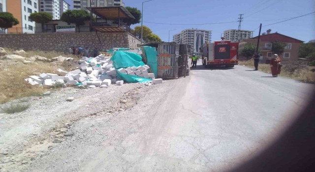 Kontrolden çıkan beton yüklü kamyon devrildi