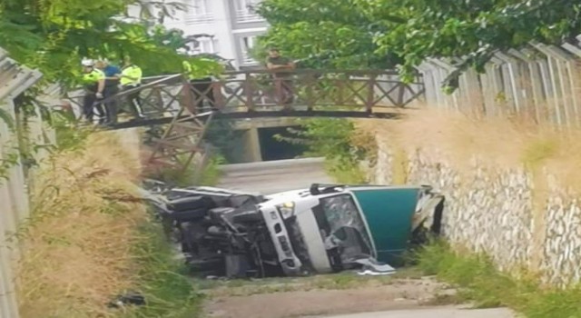 Kontrolden çıkan dondurmacı boş kanala kanala uçtu