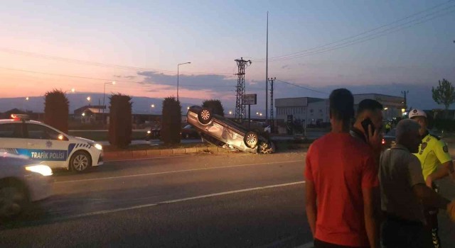 Kontrolden çıkan otomobil aydınlatma direğine çarpıp attı: 3 yaralı