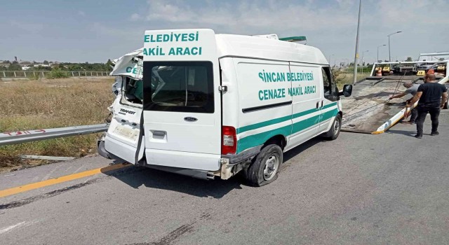 Kontrolden çıkan otomobil cenaze aracına çarptı: 2 yaralı