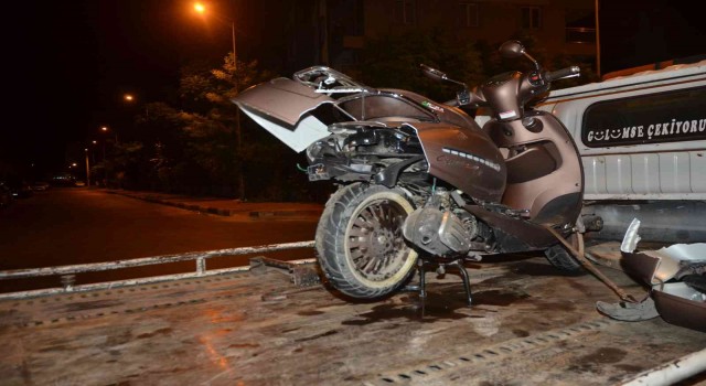 Kontrolden çıkan otomobil motosiklete çarptı: 1i ağır 2 yaralı
