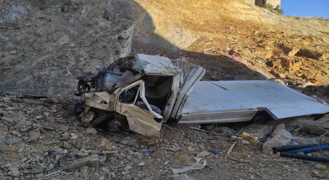Konyada kamyonet uçuruma devrildi: 3 ölü