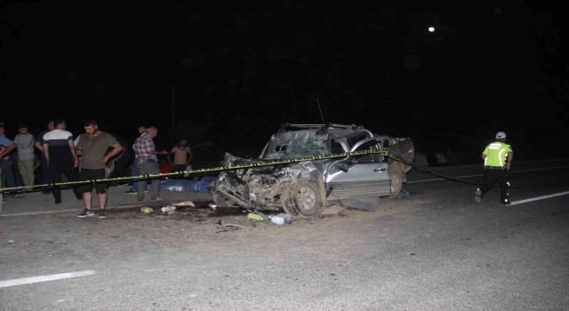 Konyada pikap tıra arkadan çarptı: 3 ölü