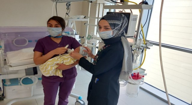 Konyada yeni doğmuş bebeği arabanın bagajının üstüne bırakıp terk ettiler