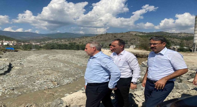 Köprülerin selden zarar gördüğü ilçede yaraların sarılması için çalışmalar sürüyor