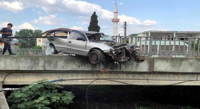 Köprünün korkulukları otomobile ok gibi saplandı: 1 yaralı