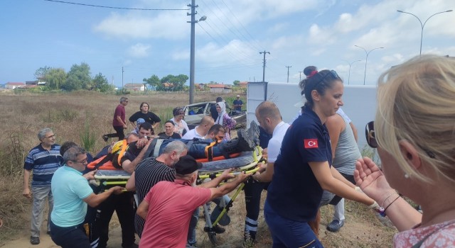 Korkutan kaza, sürücü otomobilinden metrelerce uzağa savruldu