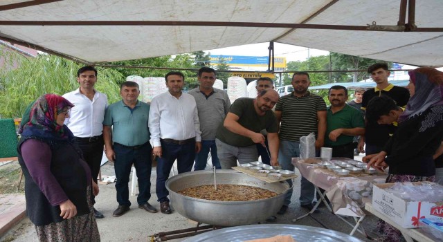 Korkutelide aşure dağıtımı
