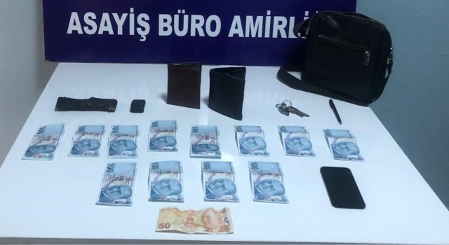 Korona olduklarını söyleyip sahte paralarla kuryeleri dolandırmışlar