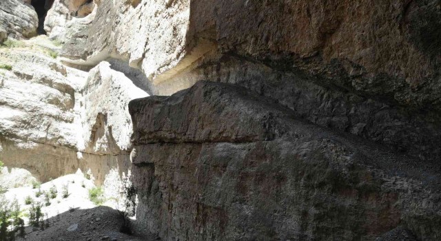 Koruma altındaki kanyonda merdiven yapmak için kayaların kazınması yöre halkının tepkisini çekti