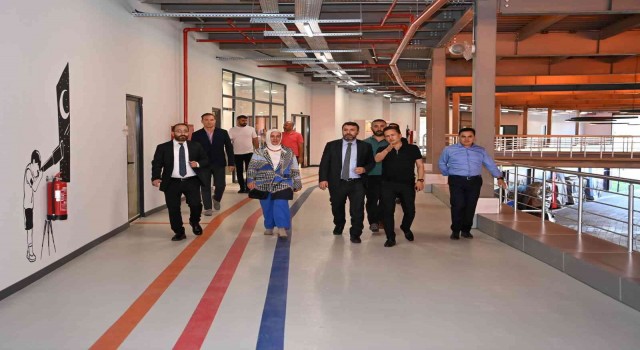 KOSGEB Başkanı Hasan Basri Kurt, Tuzla Belediyesi Teknoloji Merkezini gezdi