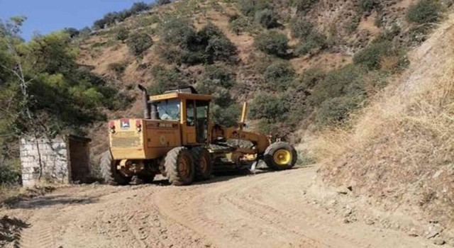 Köşkte bahçe yolları düzenleniyor