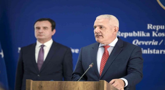 Kosovada Sırplar, sınırda kurdukları barikatları kaldırılıyor