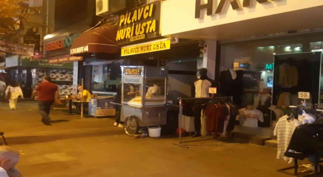 Küçükçekmecede elektrikler gitti, esnaf gün boyu mum ışığında iş yapmaya çalıştı