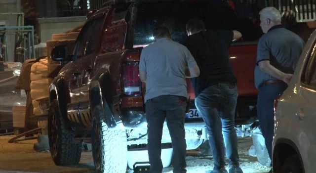 Küçükçekmecede emlakçının aracına kurşun yağdırdılar