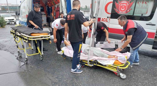 Küçükçekmecede hasta taşıyan ambulansa kamyonet çarptı