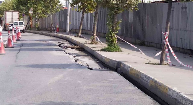 Küçükçekmecede inşaatın temel kazısı sırasında yol çöktü