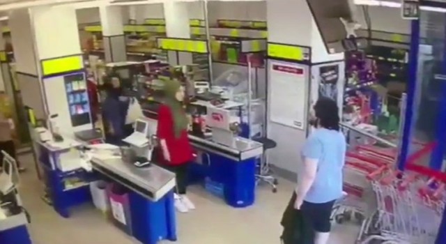 Küçükçekmecede markette bıçaklı soygun kamera