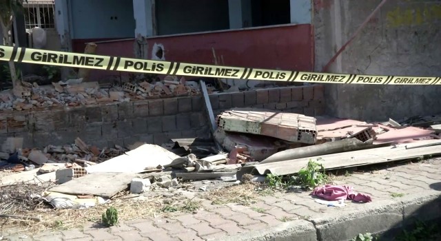 Küçükçekmecede oyun oynayan bir çocuğun üzerine bahçe duvarı çöktü