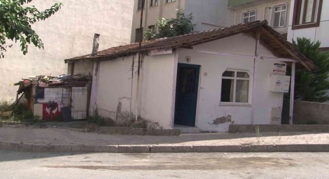 Küçükçekmecede psikolojik rahatsızlığı olan bir şahıs evini yakmaya çalıştı