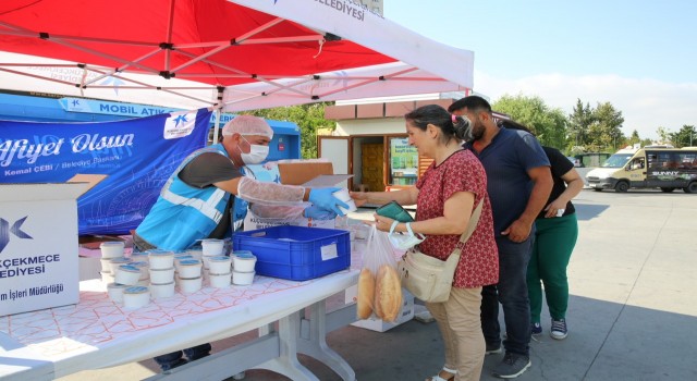 Küçükçekmecede vatandaşlara aşure ikramı