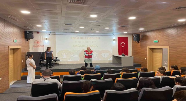 Kulada gençlere yönelik sağlık eğitimleri tüm hızıyla devam ediyor