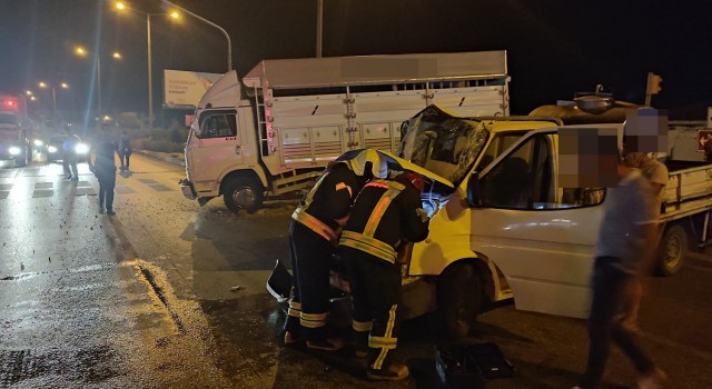 Kulada süt kamyoneti ile kamyon çarpıştı