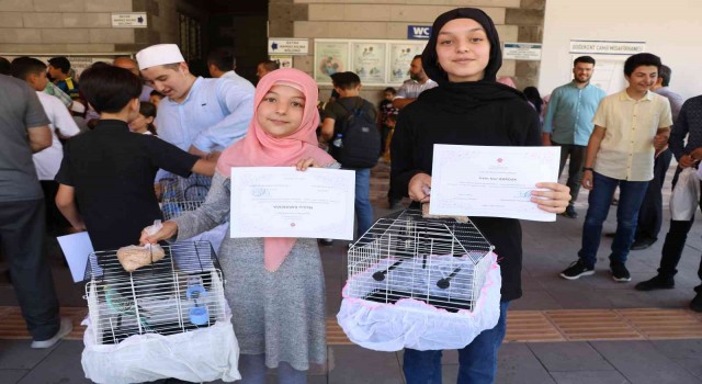 Kuran kurslarına katılan öğrencilere muhabbet kuşu