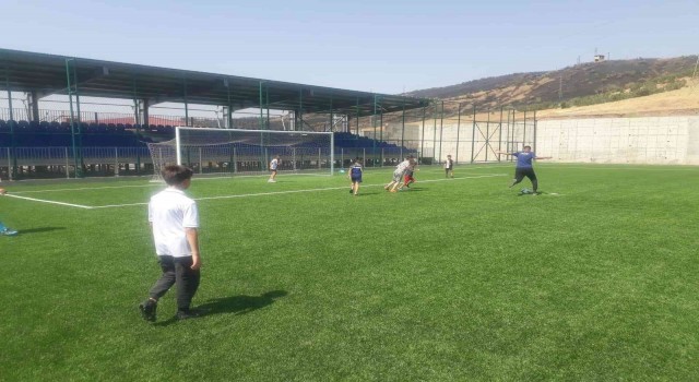 Kuran kursu öğrencileri, halı sahada forma terletti